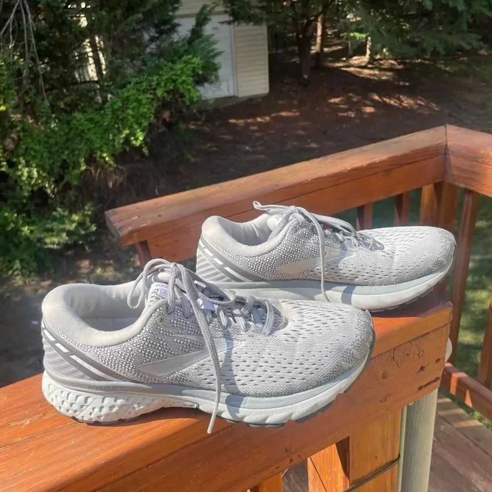 Brooks Women's 8.5 Grey and Silver Sneakers